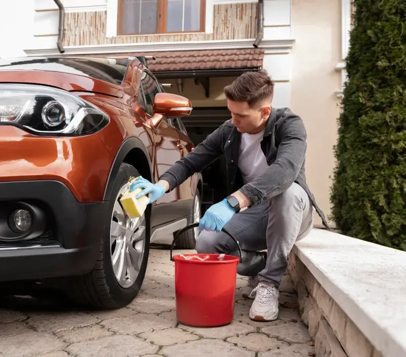 Lavage auto à domicile Perroy : professionnel intervenant sur un véhicule